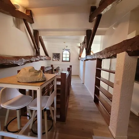 アパート Cadre Exceptionnel Niche Sous Les Toits Dans Le Quartier Historique