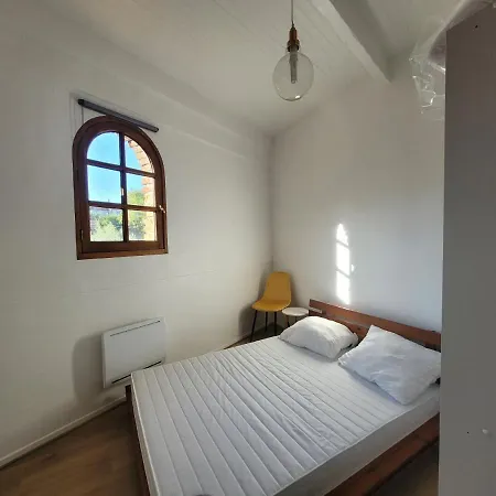 Cadre Exceptionnel Niche Sous Les Toits Dans Le Quartier Historique *