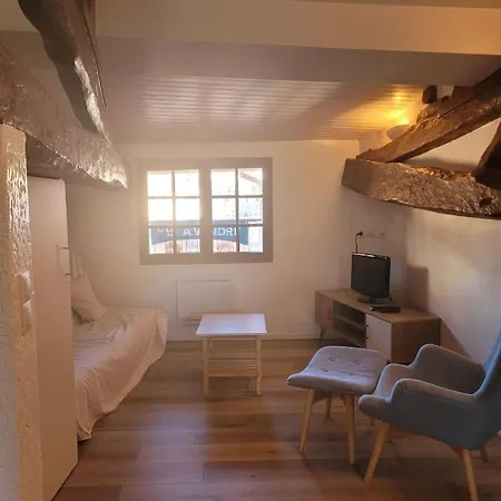 Cadre Exceptionnel Niche Sous Les Toits Dans Le Quartier Historique