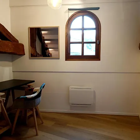 Cadre Exceptionnel Niche Sous Les Toits Dans Le Quartier Historique *